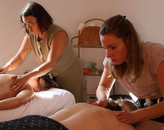 Cours d'apprentissage avec deux un adultes et un enfant